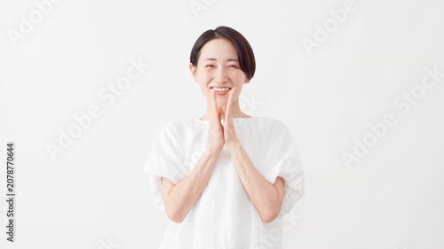 白いブラウスを着ている女性　ライフスタイルイメージ	
