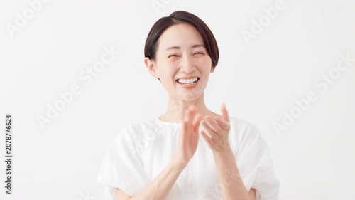 白いブラウスを着ている女性　ライフスタイルイメージ	
