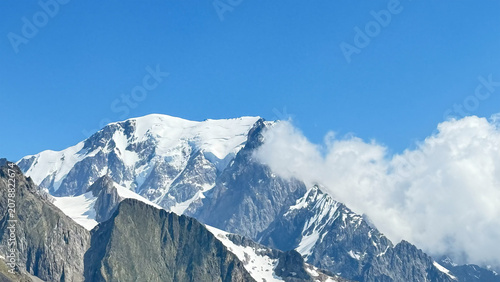 Φωτογραφία a majestic, snow-covered mountain peak piercing the bright blue sky