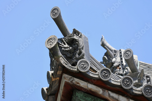 京都、御寺・泉涌寺仏殿の龍瓦と鬼瓦。