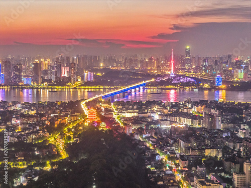 Φωτογραφία Wuhan Yangtze River Bridge Nightscape at Sunset
