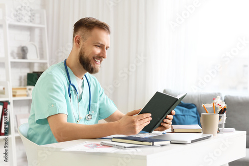 Male medical intern studyin...