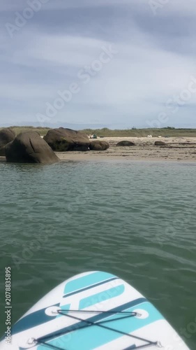 Pause en paddle le long de la côte.