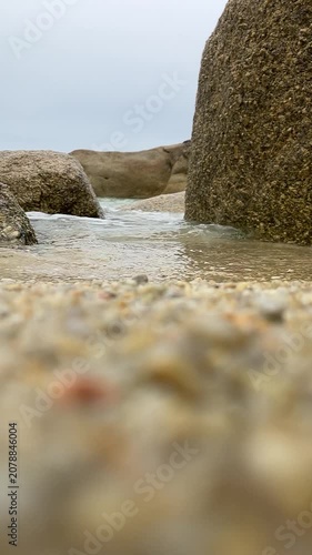 Entrée d'eau entre les rochers.