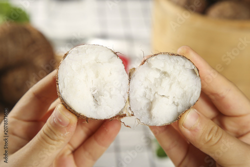 Foto Fresh Shandong Taro Root Cut in Half Showing White Interior - Asian Vegetable Fo