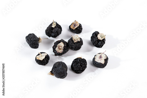 Foto Fresh Black Wolfberries Goji Berries Studio Shot on White Background Healthy Sup