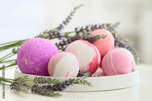 Foto Lavender bath bombs with flowers on table in bathroom
