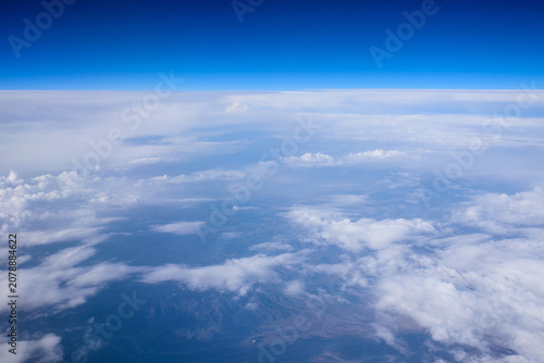 Foto Aerial View of High-Altitude Clouds and Desert Mountains Below
