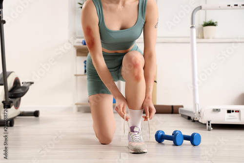 Young sporty woman with bru...