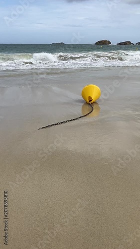 Bouée jaune de balisage maritime.