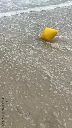 Bouée jaune de balisage maritime.