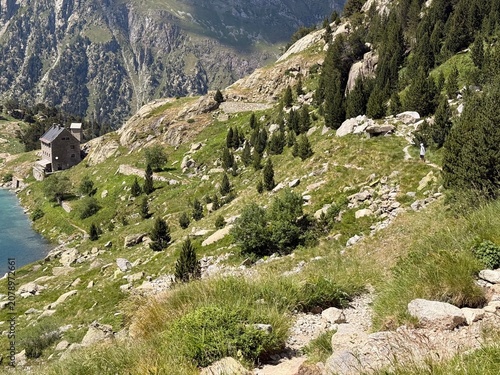 Ibon y refugio de la Restanca en el verano del Pirineo