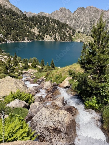Ibon y refugio de la Restanca en el verano del Pirineo