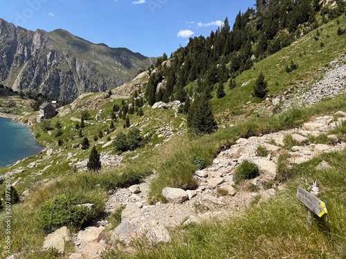 Ibon y refugio de la Restanca en el verano del Pirineo