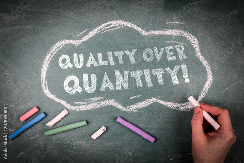 Fotografía Quality Over Quantity Chalkboard Message Promoting Excellence and High Standards