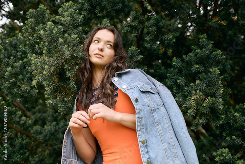 Fotografía Young woman enjoying a sunny day in a park while wearing trendy and cozy attire
