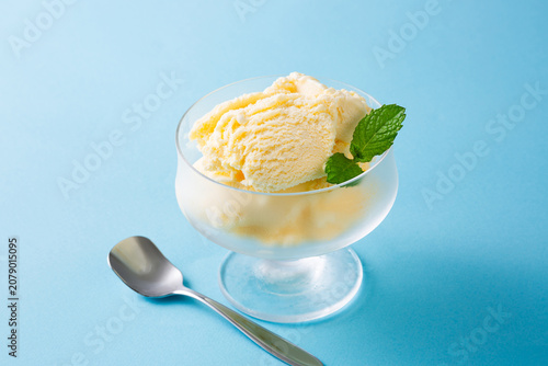 冷たいバニラアイスクリーム