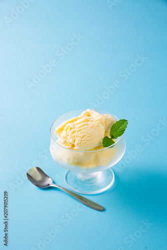 冷たいバニラアイスクリーム