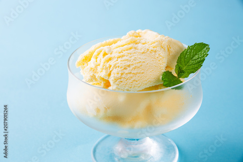 冷たいバニラアイスクリーム