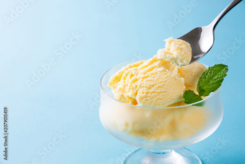 バニラアイスクリームを食べる
