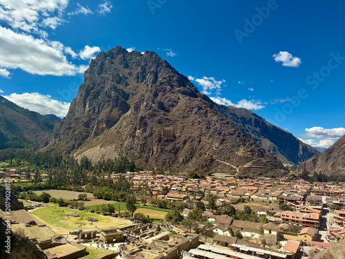 Foto The ancient Ollantaytambo ruins and town sit beneath a towering mountain peak in