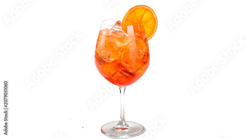 Foto Refreshing orange Aperol Spritz cocktail beverage with an orange slice isolated