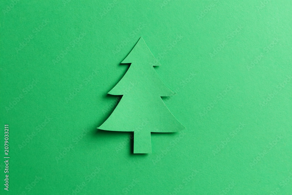 Obraz premium Green paper cutout of a Christmas tree