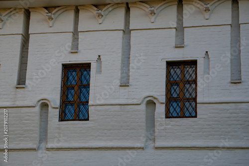 Quadro su tela Epic ancient white brick wall architecture window texture background
