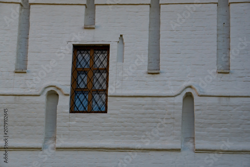 Quadro su tela Epic ancient white brick wall architecture window texture background
