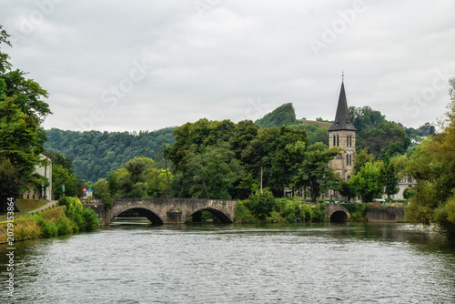 Fotografía Old roman bridge over Lesse River where it empties into Meuse