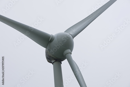 Obraz na plátně Wind turbine generating clean renewable energy from wind power