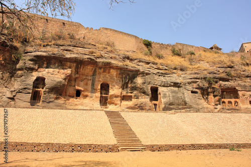 Fotografie Siddhachal Caves or Siddhanchal Jain Collosi  Jain cave monuments and colossal carved into the rock face inside the Urvahi Gate of the Gwalior Fort in Gwalior, India