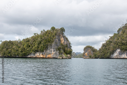 Cuadro en lienzo Tropical limestone passage surrounded by jungle-covered islands and turquoise la