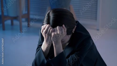 悩む女性