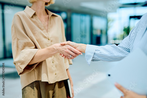 Fotografía Two professional businesswomen shaking hands establishing a new agreement or par