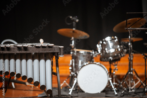 Quadro su tela Selective focus on a metallophone percussion instrument at stage edge with blurr