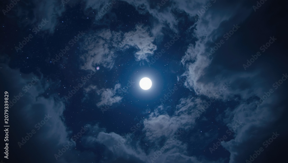 Obraz premium Bright full moon shining through cloudy night sky