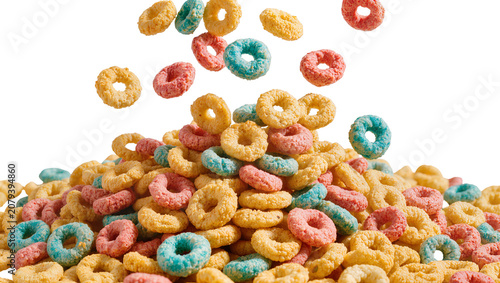 Foto Isolated vibrant colorful sweet crunchy breakfast cereal rings forming a dynamic