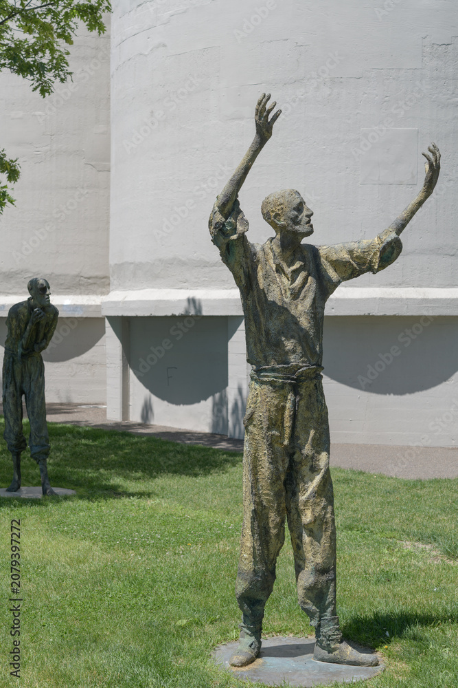 Obraz premium haunting bronze statue (The Jubilant Man) created by Irish sculptor Rowan Gillespie at Ireland Park, a powerful waterfront memorial at Éireann Quay, Toronto