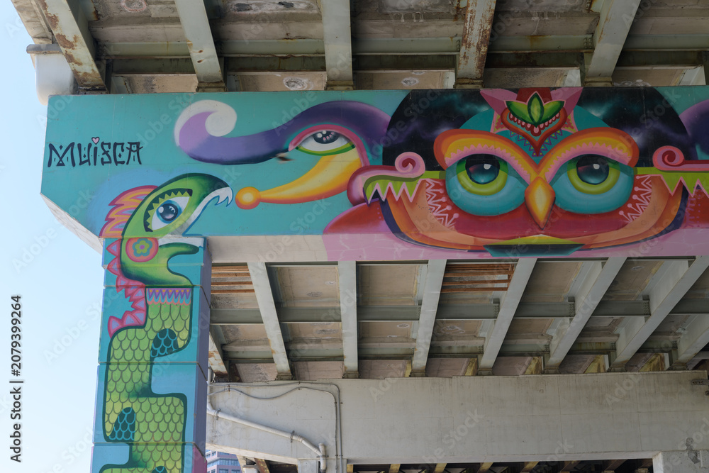 Obraz premium hammerhead bent under the elevated Gardiner Expressway with graffiti art by Muisca, near Cherry St and Lake Shore Blvd E, Toronto