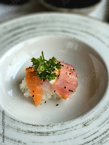 Foto Gourmet Japanese chirashi sushi tartare with fresh salmon, tuna and roe on a whi