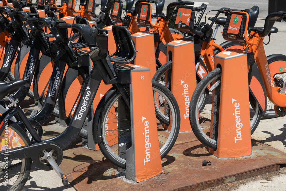 Obraz premium Tangerine Financial orange sponsor marketing on Bike Share Toronto rental vehicles
