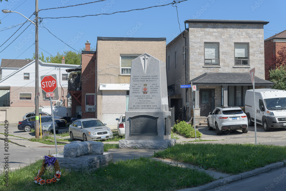 Obraz premium Silverthorn Community Cenotaph on traffic island between Silverthorn Av and Kenora Cr, Toronto