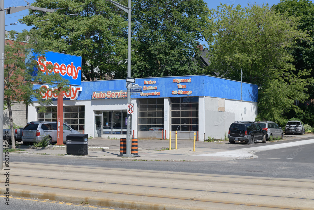 Obraz premium wide view of Speedy Auto Service located at 660 St Clair Av W, Toronto