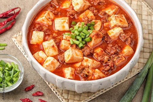 Foto Szechuan mapo tofu in ceramic bowl for spicy Chinese cuisine