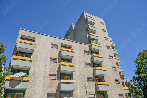 Foto Graues einfaches Wohnhaus, Niebuhrstraße, Charlottenburg, Berlin, Deutschland