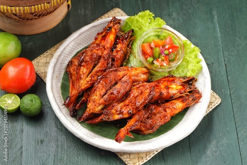 udang bakar jimbaran. Jimbaran Grilled Shrimp with sambal dabu-dabu can often be found in restaurants in coastal areas in Bali