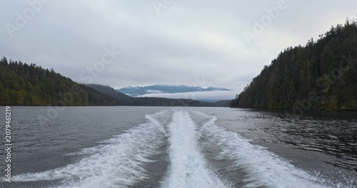 Φωτογραφία White foamy wake left by boat closeup