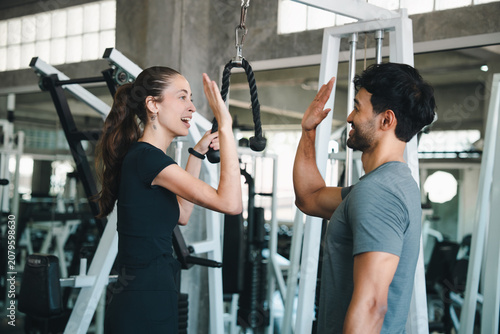 Fotografía Gym woman man trainer high five fitness exercise workout strength happy High fiv