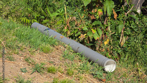 Foto Grey polyvinyl chloride drainage pipe with cream interior lying diagonally on a
